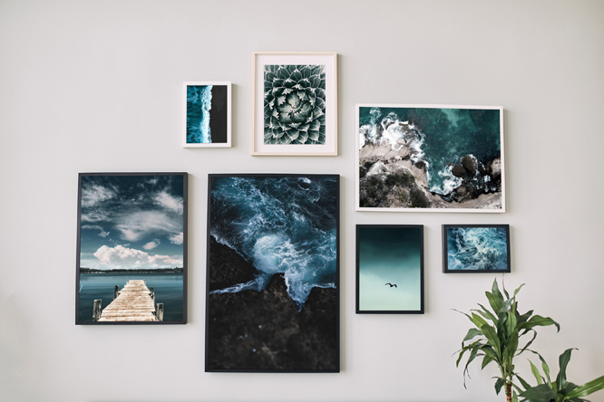 Τοίχος με πίνακες με μοτίβα σε μπλε αποχρώσεις