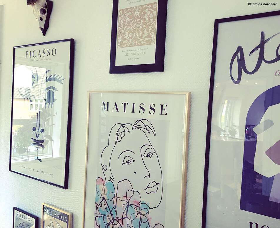 Τοιχογραφία με μαύρες και χρυσές κορνίζες