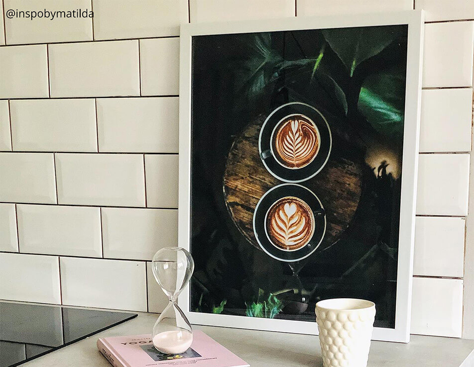 Αφίσα κουζίνας με κούπες καφέ μπροστά από λευκά πλακάκια - διακόσμηση κουζίνας