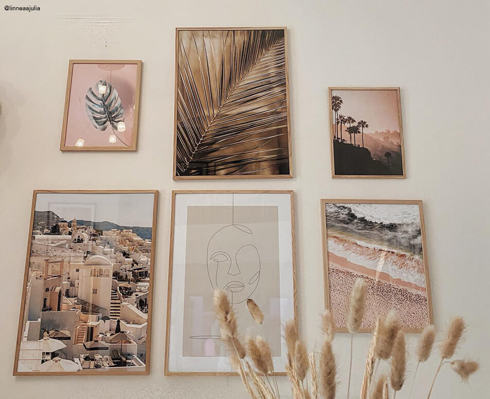 Τοιχογραφία με κορνίζες από δρυ και γήινα μοτίβα