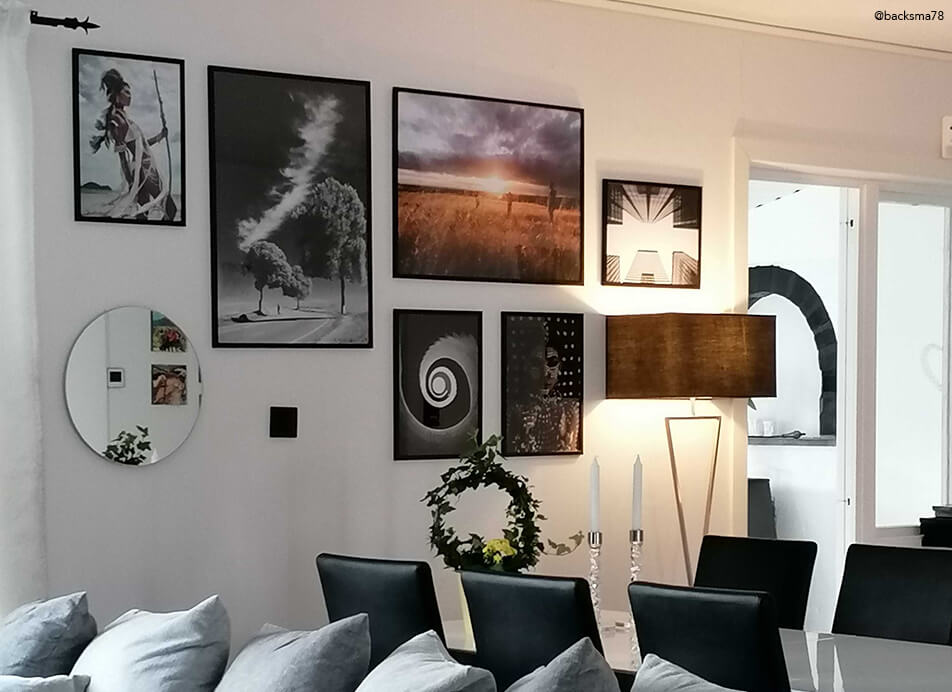 Τοιχογραφία με καθρέφτη και μαύρες κορνίζες