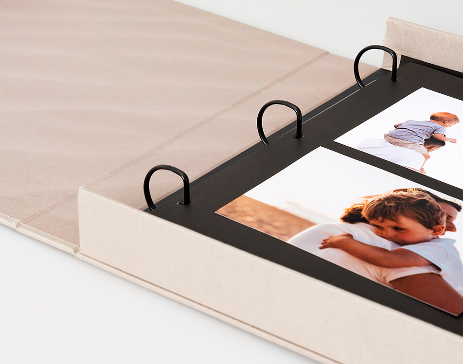 Ανοιχτό άλμπουμ φωτογραφιών με μαύρες σελίδες – άλμπουμ κολλήστε τα μόνοι σας