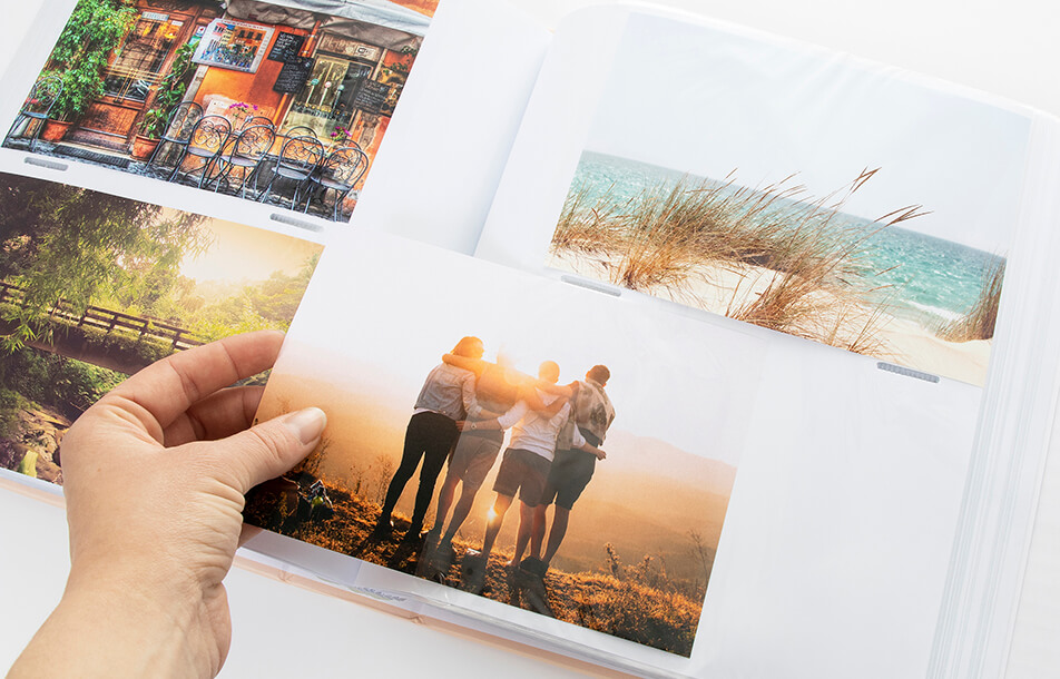 Ανοιχτό άλμπουμ φωτογραφιών με πλαστικές θήκες και φωτογραφίες