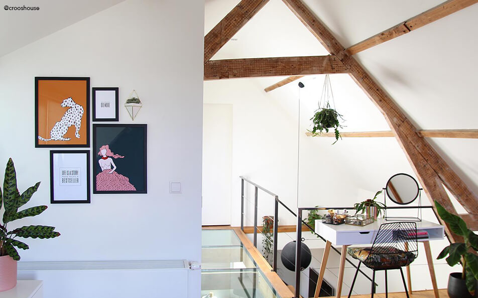 Τοιχογραφία σε μικρό χώρο - σοφίτα με ξύλινα δοκάρια