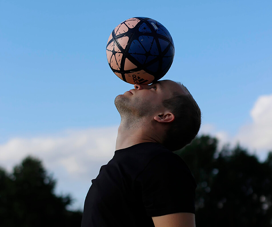 Ο σχεδιαστής Tim Hansson κάνει ποδοσφαιρικά τρικ