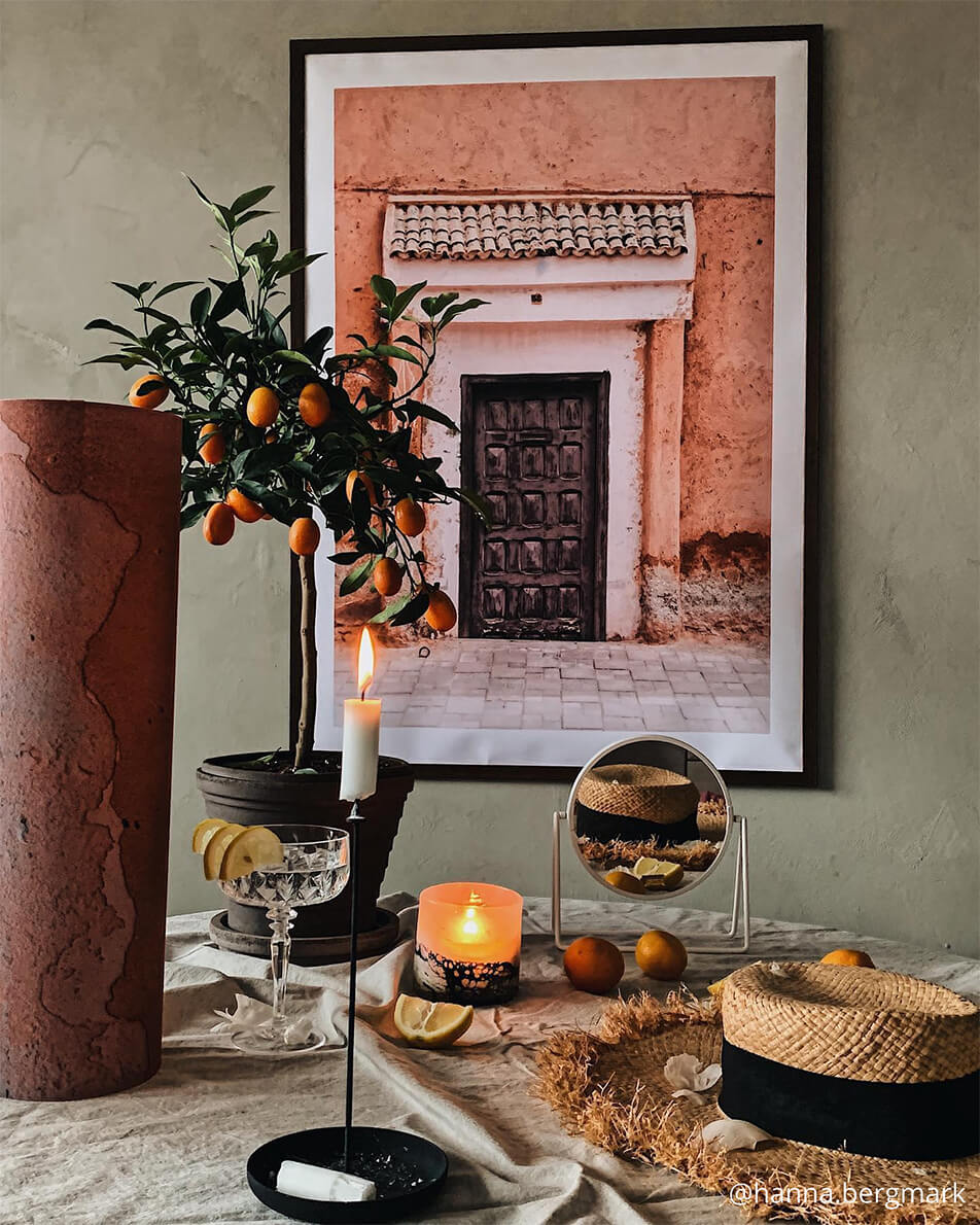 Stilleben ζεστή, γήινη διακόσμηση - στρογγυλός καθρέφτης τραπεζιού